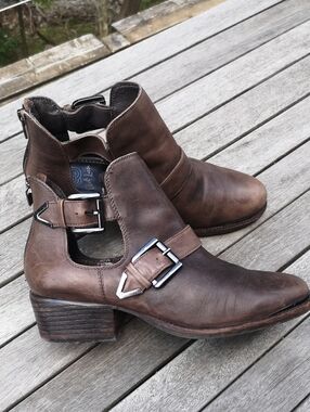 Elliott Lucca leather ankle boots